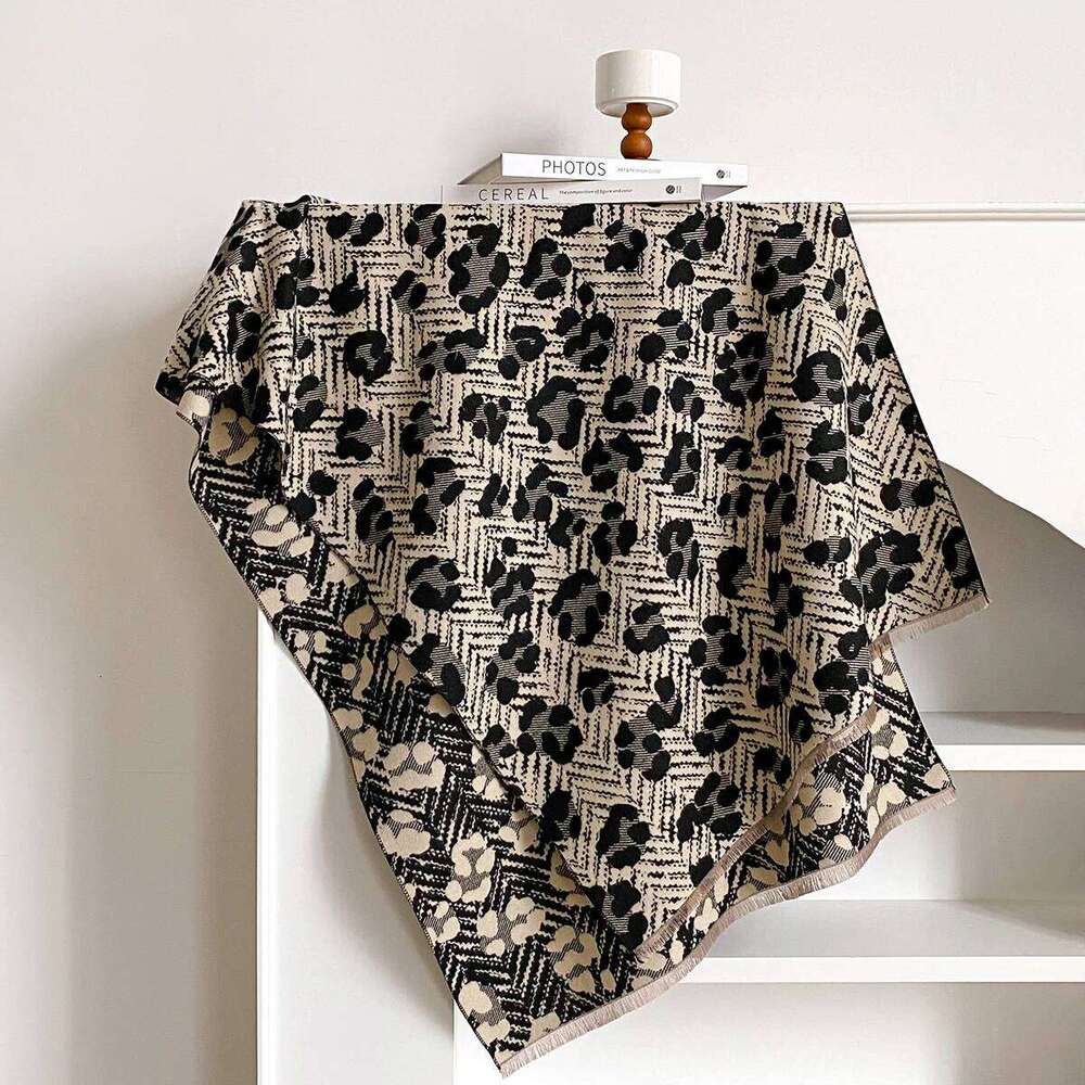New Luxury Winter Cashmere Retro Leopard Print Scarf Women Warm Pashmina Poncho Scarves Fashion Shawl Thick Foulard Bufanda XJ260304