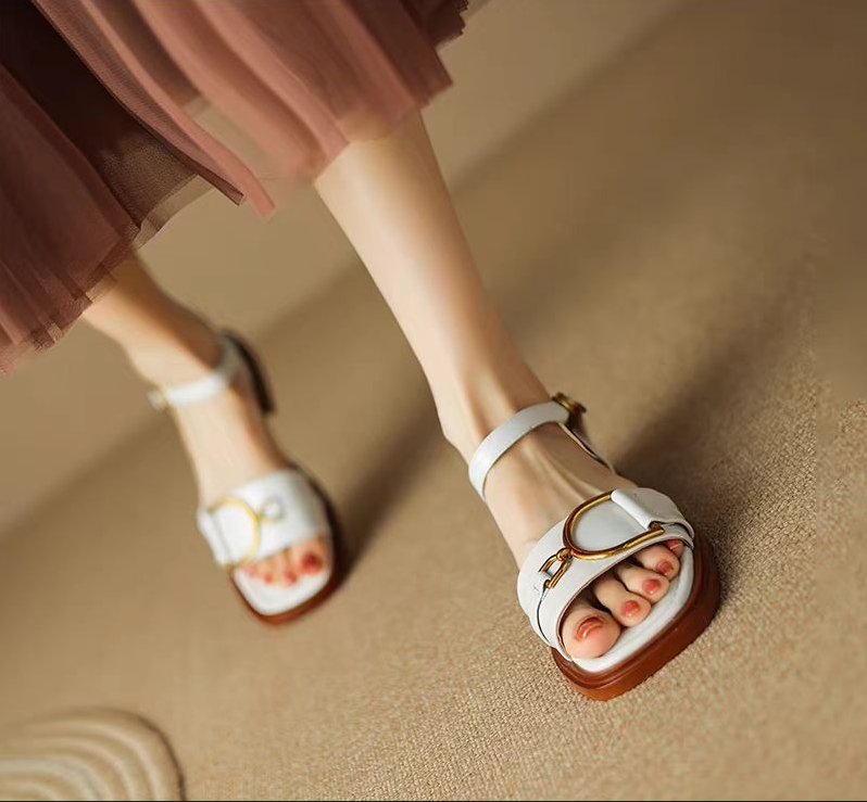 Fashionable and versatile women's new sandals 2026 outdoor best-selling beach vacation thick soled buckle sandals black brown beige