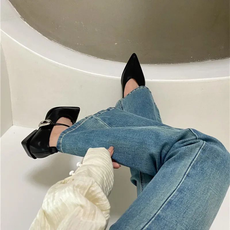 Pointed Toe Women Shoes Buckle Strap Solid Color Retro Low Heel Shallow Female Shoes Leather Concise Casual Shoes 260306