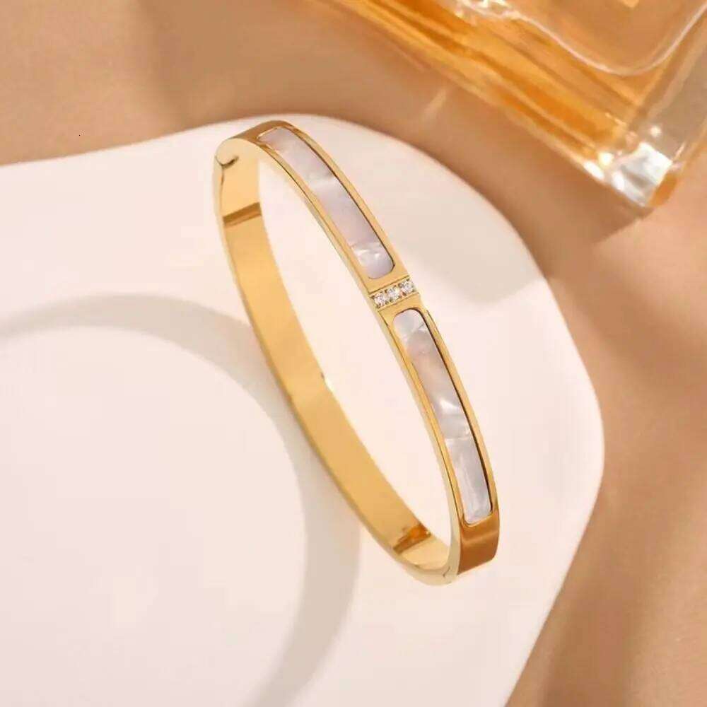 Simple Style Shell Mother Bracelet Ins Design Luxury Titanium Steel Bangles 3 Crystals Does Not Fade Couple Bracelets Men XJ260303
