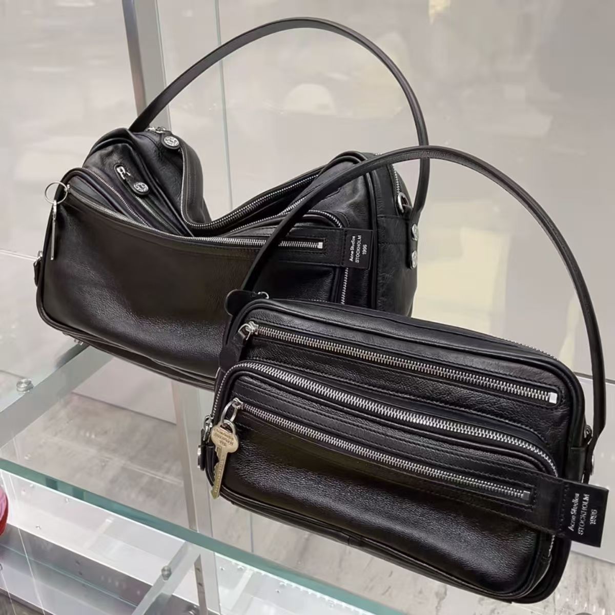 New Top-Level Luxury Designer Women's Leather Shoulder At The Armpit, Crossbody Handbag, Sling Motorcycle Bag, Celebrity-Similar Camera Bag Suoto