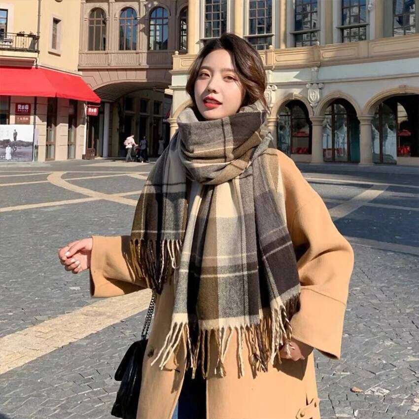1 pc Fashionable warm British scarf for autumn winter, retro and versatile plaid tassel shawl neck scarf, suitable XJ260304