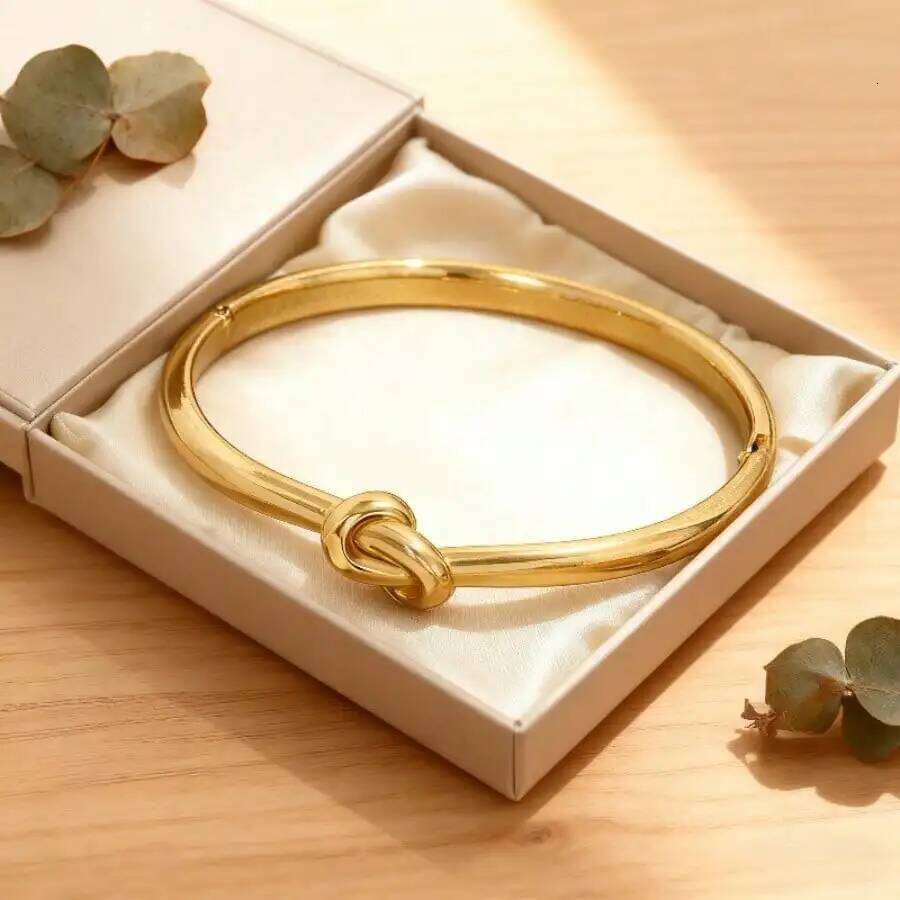 Anti allergy fashionable and elegant gold knot bracelet, daily wear, Valentine's Day gift, local warehouse, clearance. XJ260303