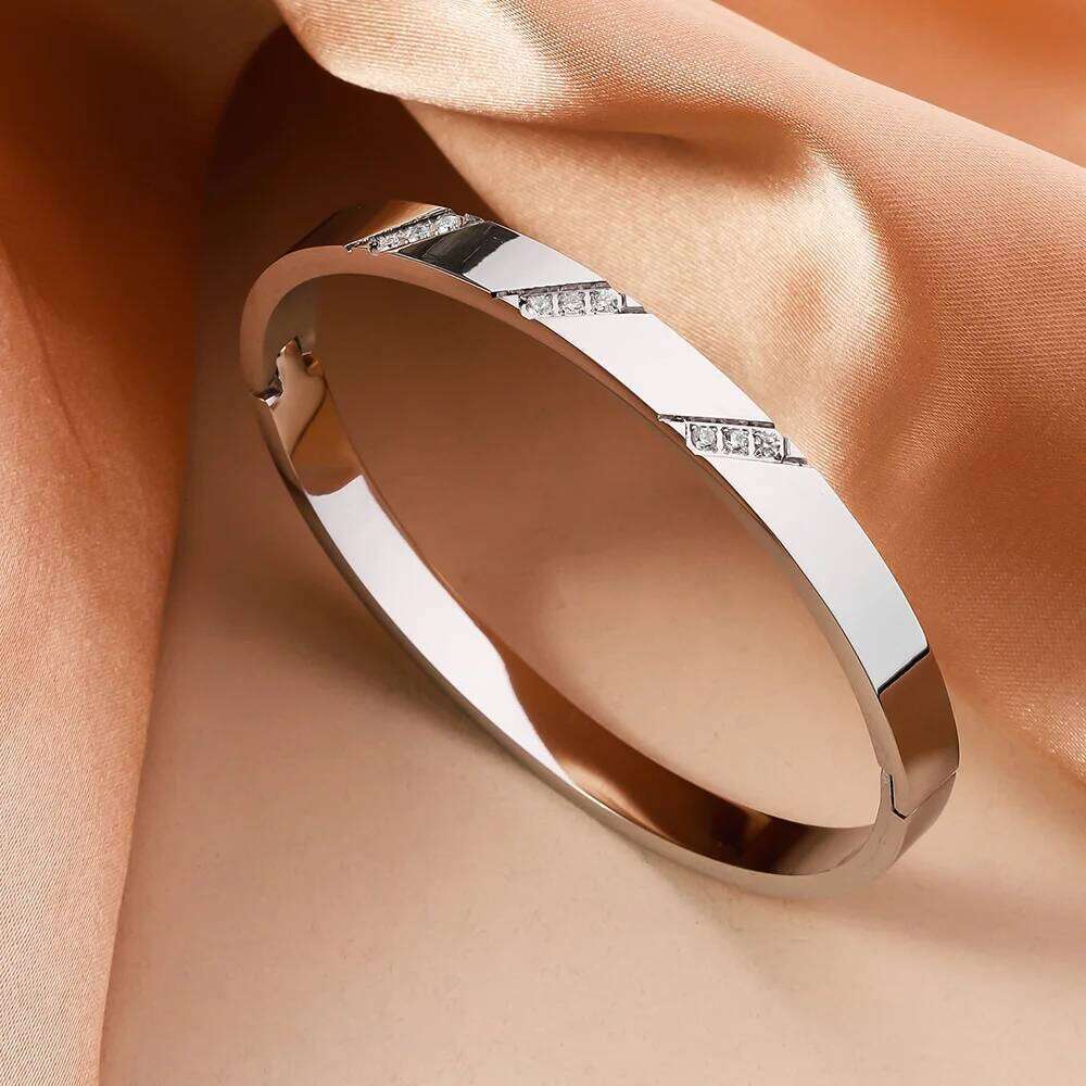 Simple Diagonal Inlaid Artificial Zircon Stainless Steel Bracelet, Women's Fashionable Open Buckle Hand Accessory Party Gift XJ260303