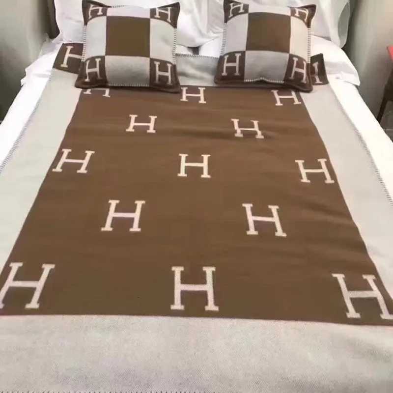 H Jacquard Reversible Throw Blanket, Premium Twill Weave for Sofa, Office Nap, and All-Season UseT260304