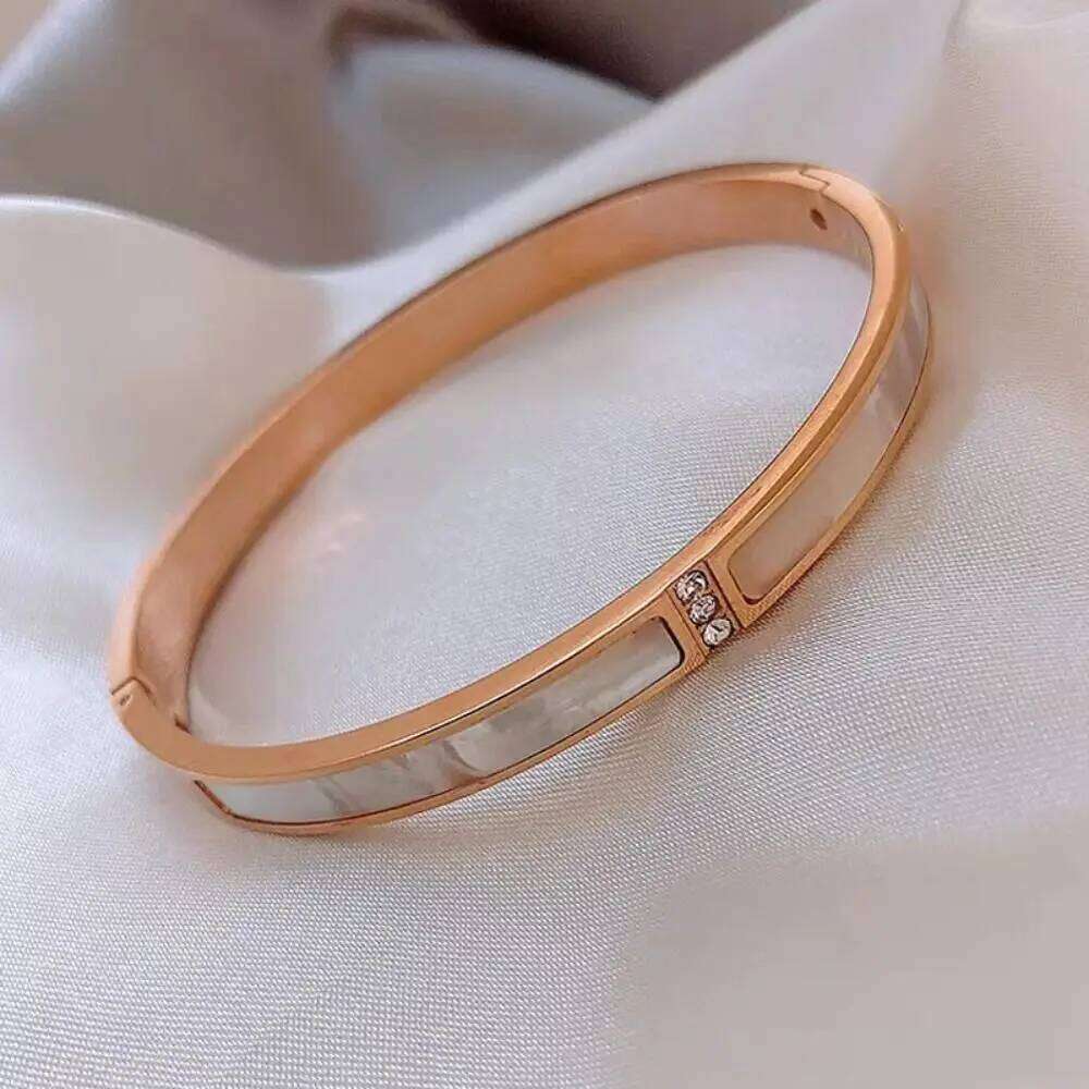 Simple Style Shell Mother Bracelet Ins Design Luxury Titanium Steel Bangles 3 Crystals Does Not Fade Couple Bracelets Men XJ260303