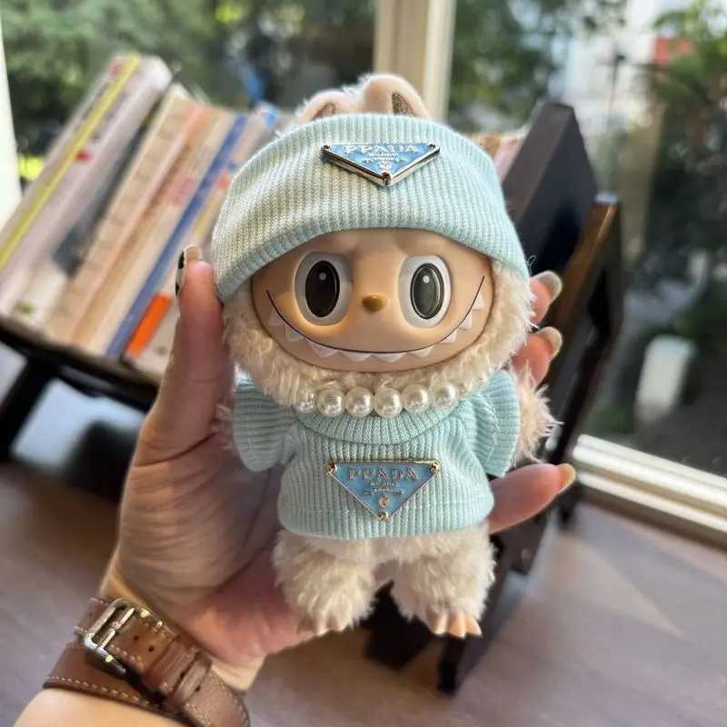 Ice Blue Luxury Knit Set with Triangle Badge Beanie & Pearl Necklace for Labubu Dolls Gift AccessoriesT260304