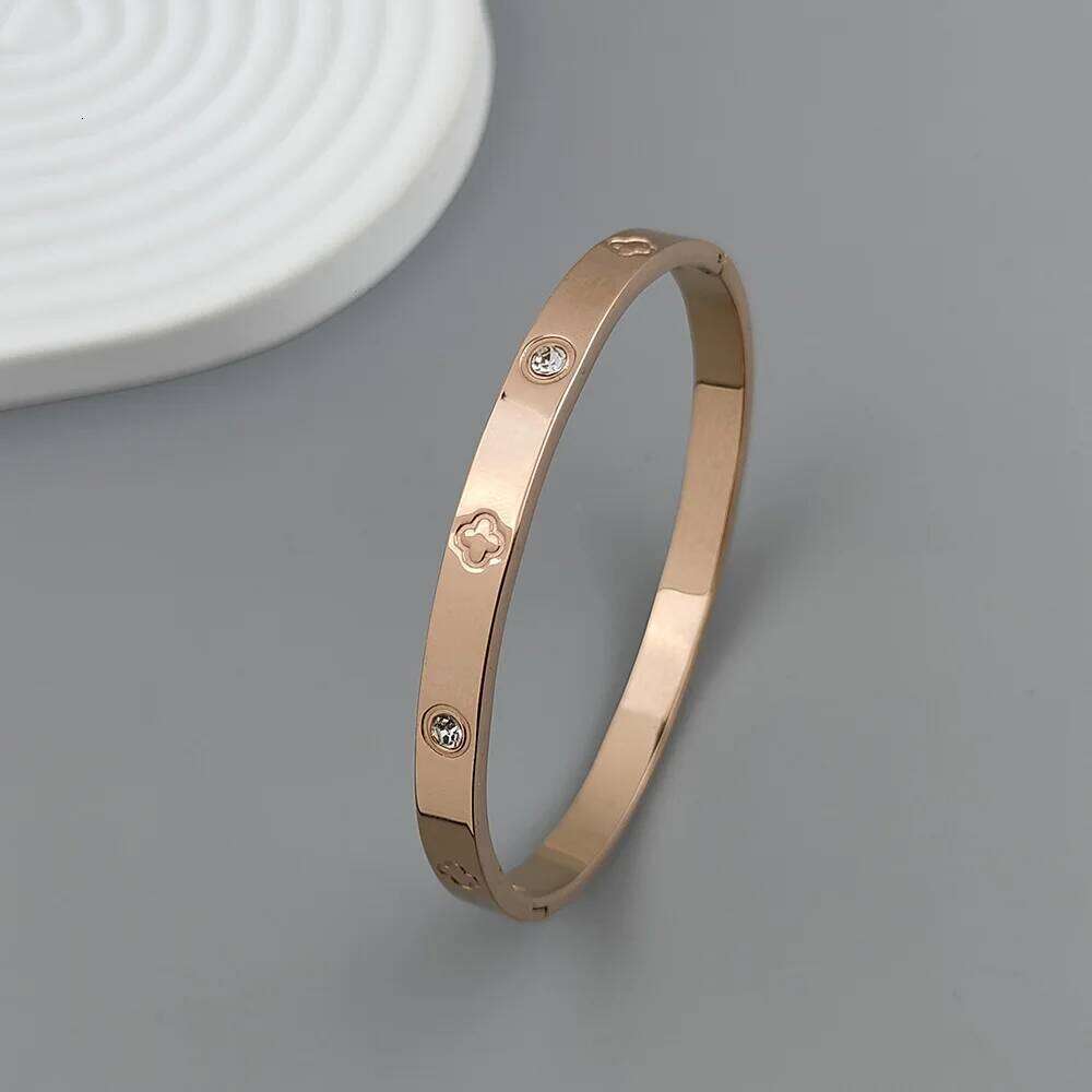 New zircon stainless steel gold-plated women's high-quality waterproof metal bracelet, party jewelry XJ260303