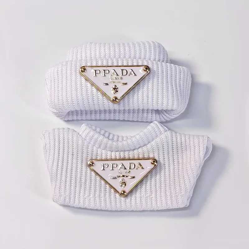 Red Triangle Badge Knit Set with Beanie & Sweatshirt for 10cm & 40cm V4 Labubu Dolls Festive Holiday GiftT260304