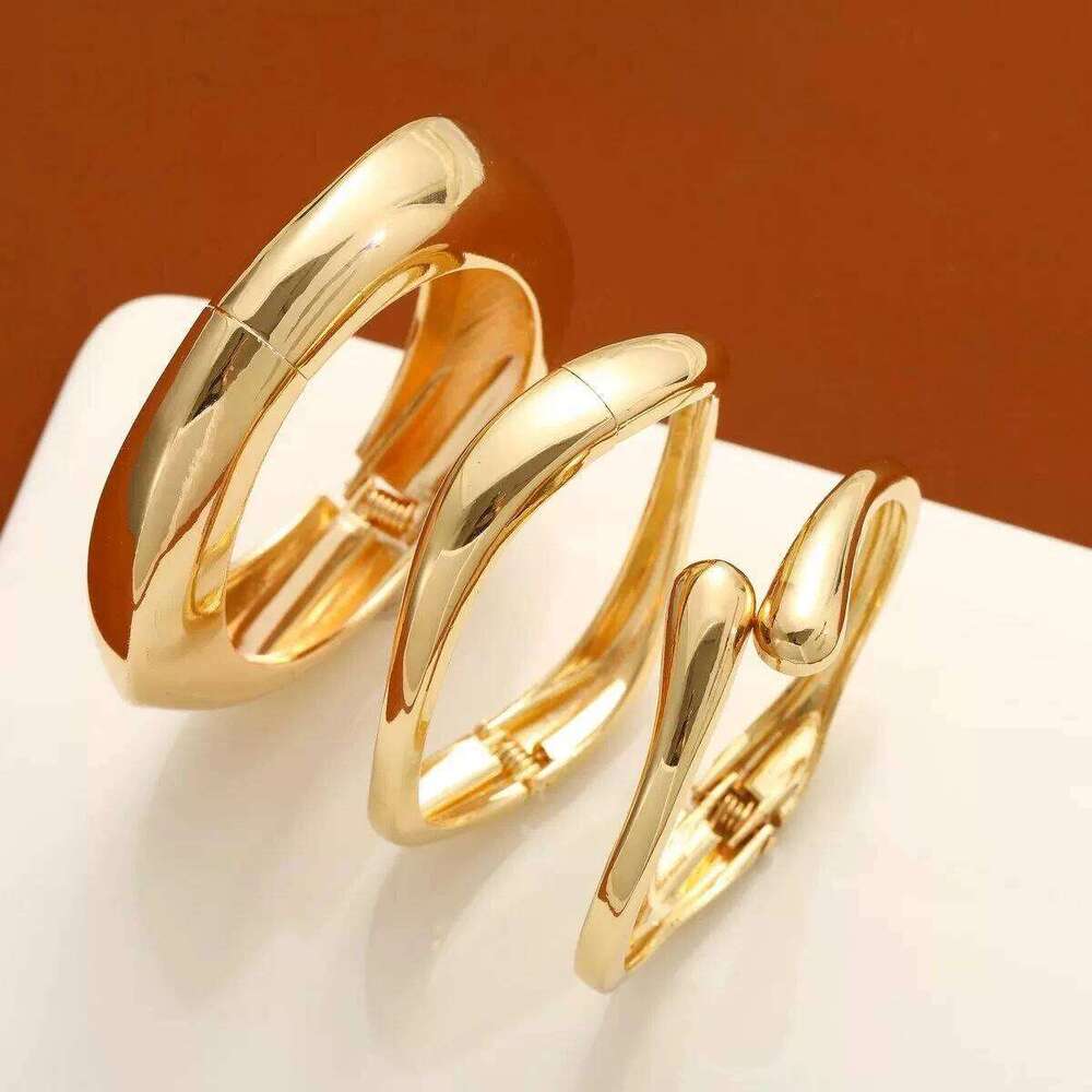 Minimalist Gold Color Chunky Cuff Bangle For Women Fashion Elegant WaterProof Design Open Bracelet Retro Jewelry Accessories XJ260303