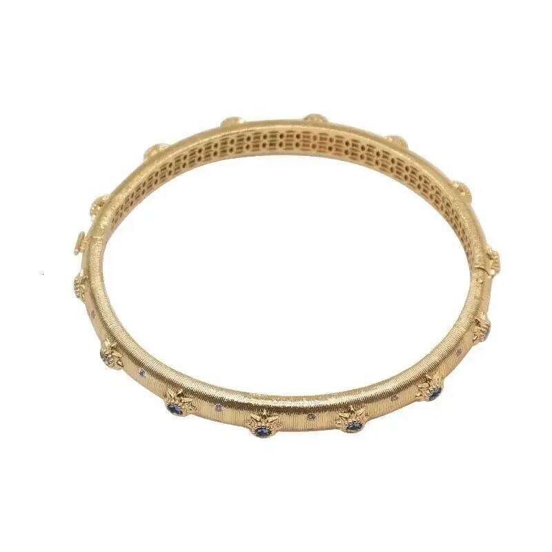 Classic Court Style Wire Drawing Bracelet For Women Light Luxury Elegant Green Crystal Retro Flower Bangles Wedding Fine Jewelry XJ260303