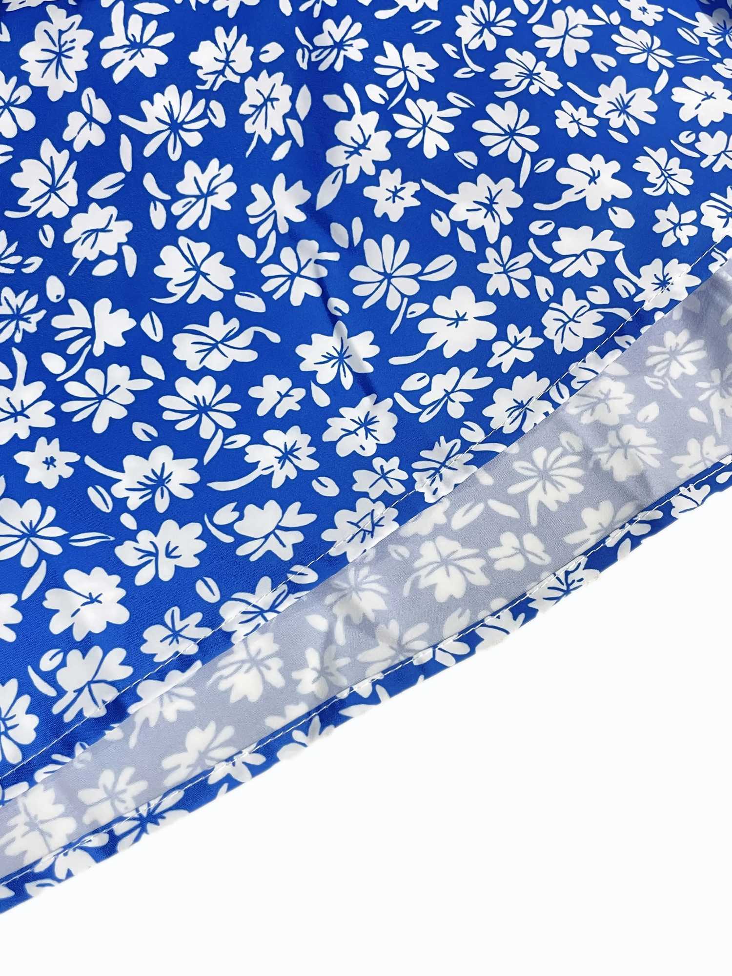 The cami dress with small flower prints a backless design and thin spaghetti straps is suitable for beach vacations and summer M260304