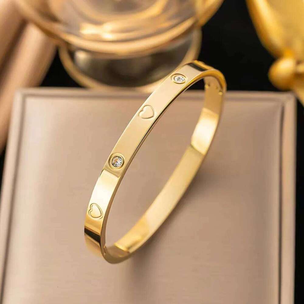Unisex Minimalist Stainless Steel Bracelet for All Seasons Hot-Selling Personalized Design with One Heart and Crystal Stone XJ260303
