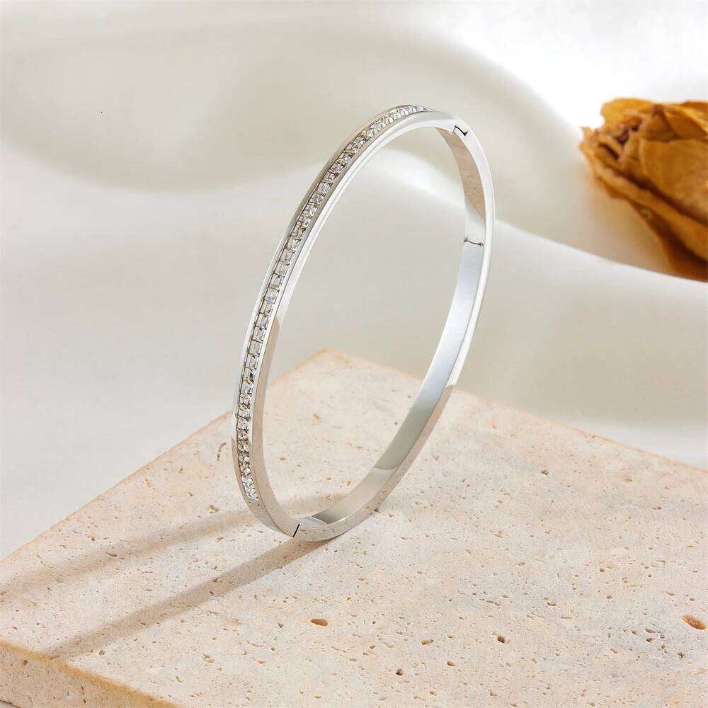 High-End Titanium Steel Bracelet for Girls Niche Non-Fading Design with Diamonds Exquisite Elegant In-Style Fashion Jewelry XJ260303