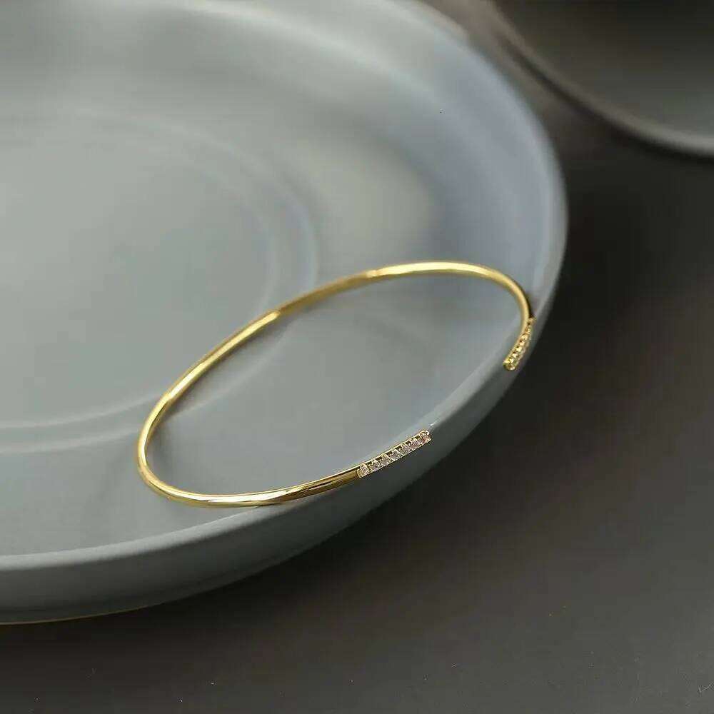 Premium Women's 2025 Simple Yet Stylish 5a Zircon Inlay Bracelet 18k Gold Plated Perfect Jewelry Gift XJ260303