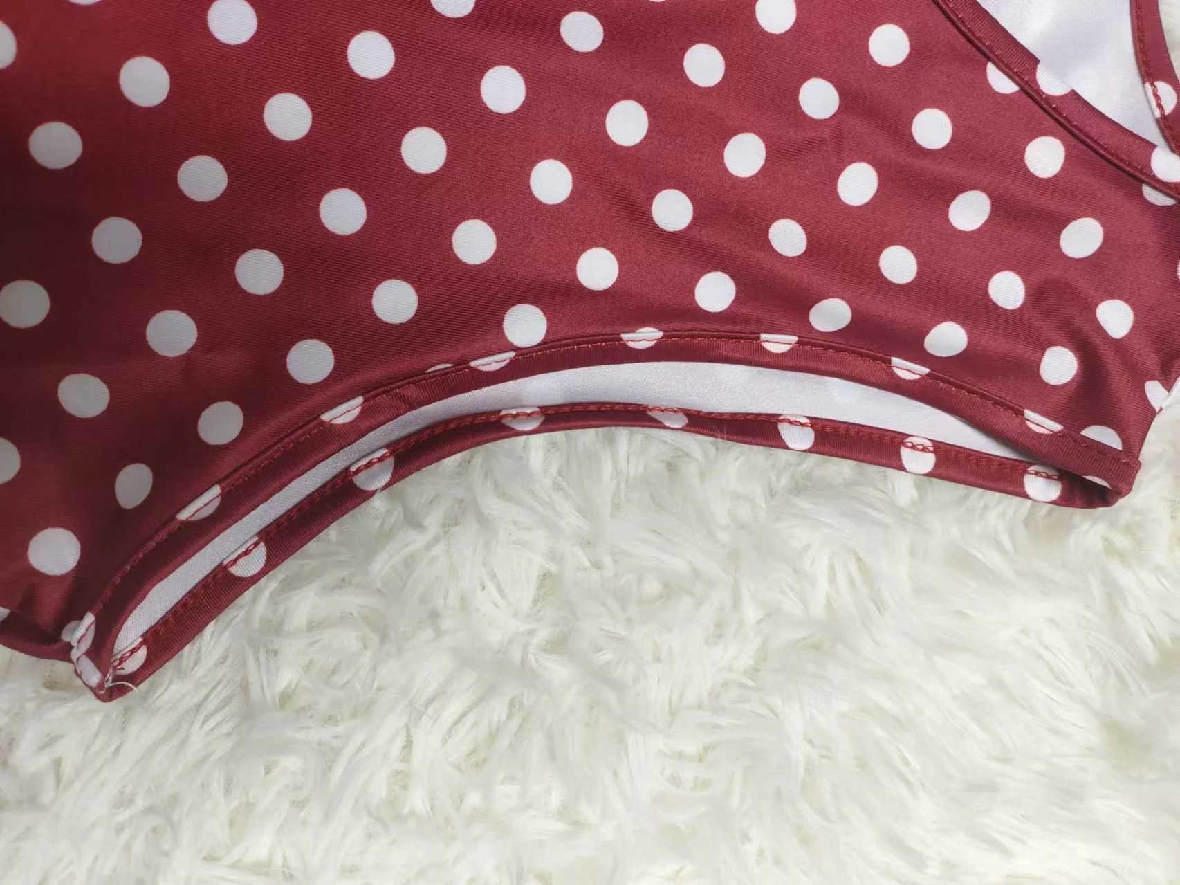 The chic sleeveless dress for spring and summer 2025 features an elegant black and white polka dot print pattern a fashionable M260304