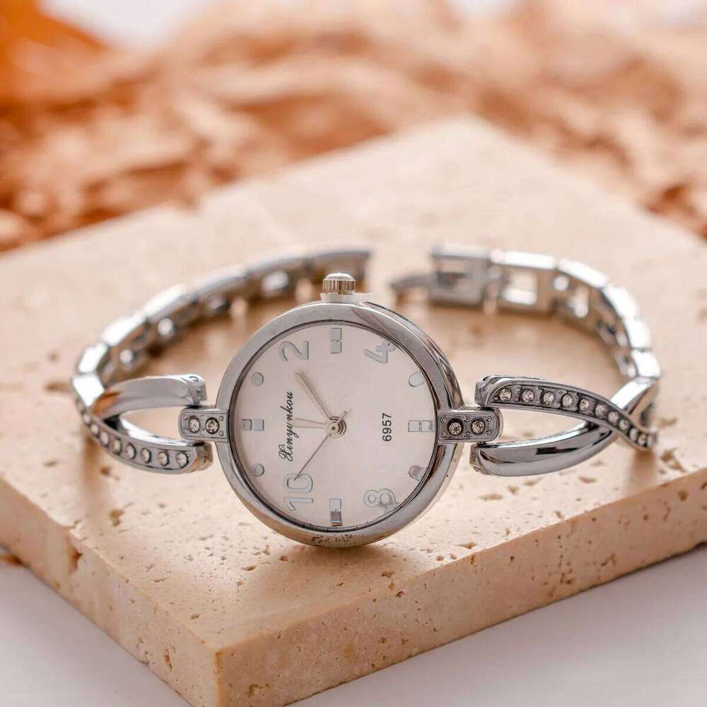 Chic Ladies' Watches Roman Numeral Dial Rhinestone Inlaid Bracelet Elegant Design Women Quartz Watch Fashion Accessory XJ260303