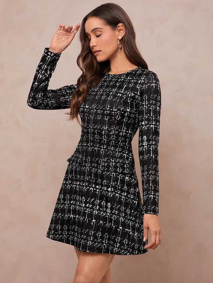 The mini long-sleeved plaid womens dress for autumn and winter in Europe and America is versatile M260304