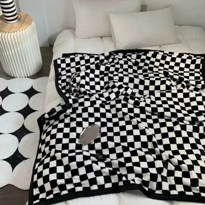 Chessboard Soft Throw Blanket Lightweight Polyester for Bedroom Air Conditioning UseT260304