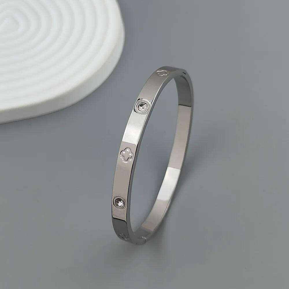 New zircon stainless steel gold-plated women's high-quality waterproof metal bracelet, party jewelry XJ260303