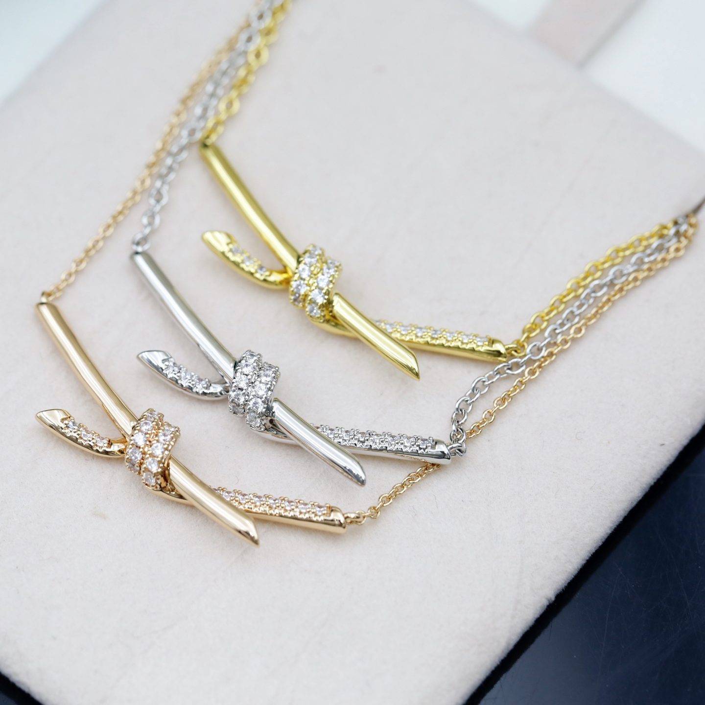 Luxury designer necklace for women diamond Pendant Necklace ladies pendant inlay charm elegant temperament fashion versatile trendy jewelry nice