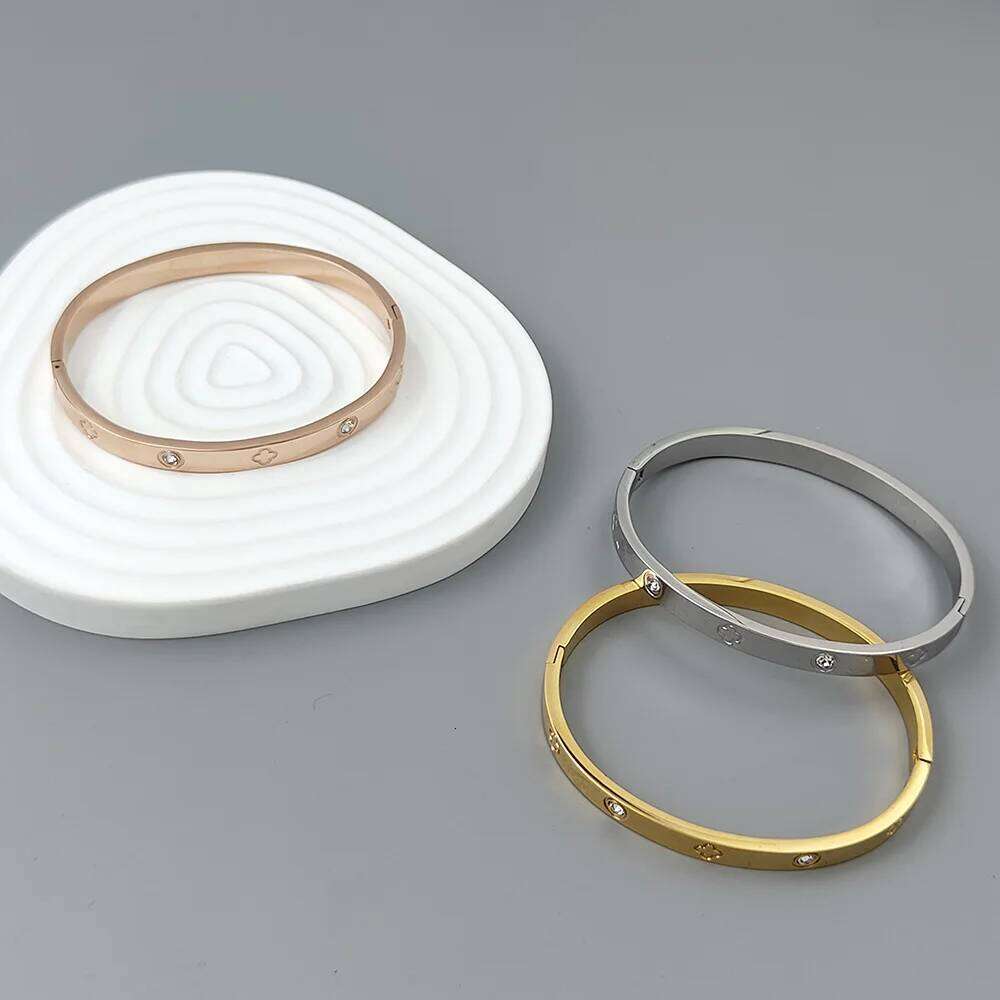 New zircon stainless steel gold-plated women's high-quality waterproof metal bracelet, party jewelry XJ260303