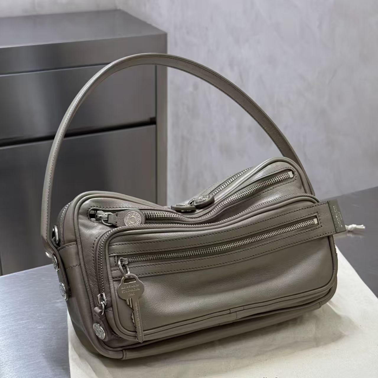 New Top-Level Luxury Designer Women's Leather Shoulder At The Armpit, Crossbody Handbag, Sling Motorcycle Bag, Celebrity-Similar Camera Bag Suoto