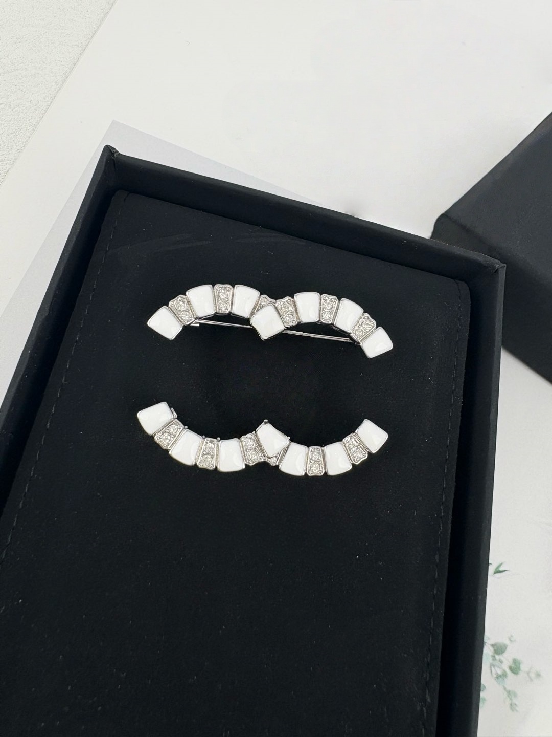 Designer's white enamel rhinestone silver brooch is a fashionable and classic high-quality jewelry party gift suitable for any formal occasion