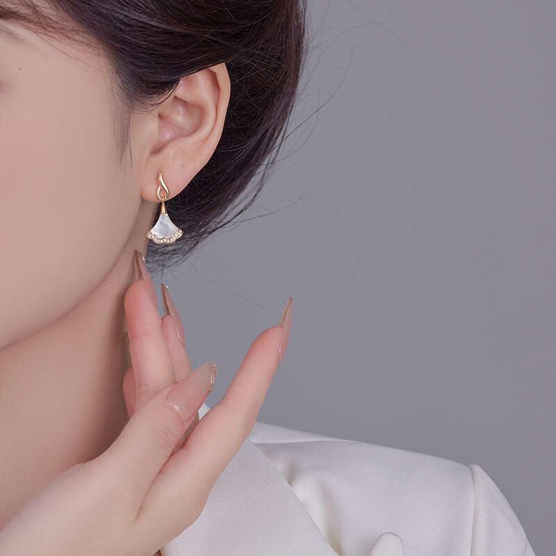 New Style Natural Mother-of-pearl For Women High-end Elegant Silver Stud Earrings Light Luxury Earrings