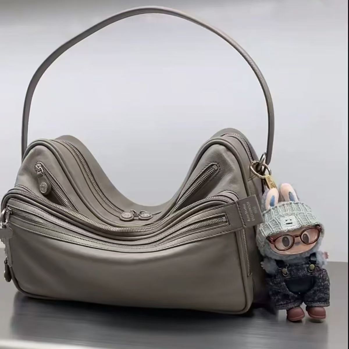 New Top-Level Luxury Designer Women's Leather Shoulder At The Armpit, Crossbody Handbag, Sling Motorcycle Bag, Celebrity-Similar Camera Bag Suoto