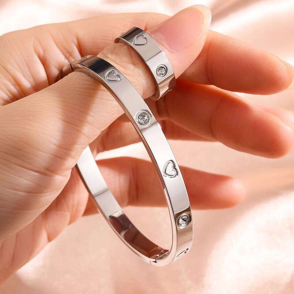 Luxurious romantic diamond-encrusted bracelets are fashionable jewelry suitable for women to attend parties and banquets. XJ260303