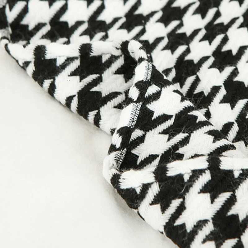 Modern Summer Throw Blanket Black and White Houndstooth Decor Sofa Blanket Homestay Hotel Bed Towel Bed Flag Soft Scarf TasselT260304