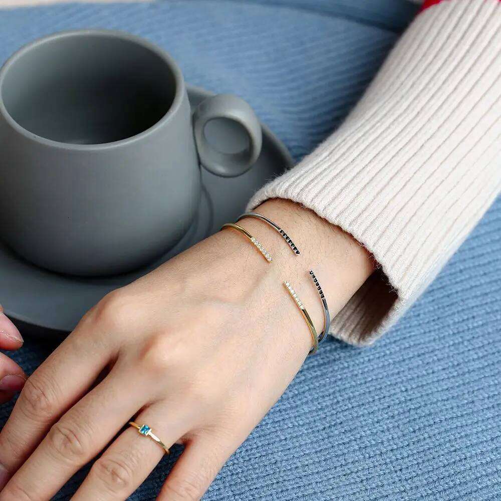 Premium Women's 2025 Simple Yet Stylish 5a Zircon Inlay Bracelet 18k Gold Plated Perfect Jewelry Gift XJ260303