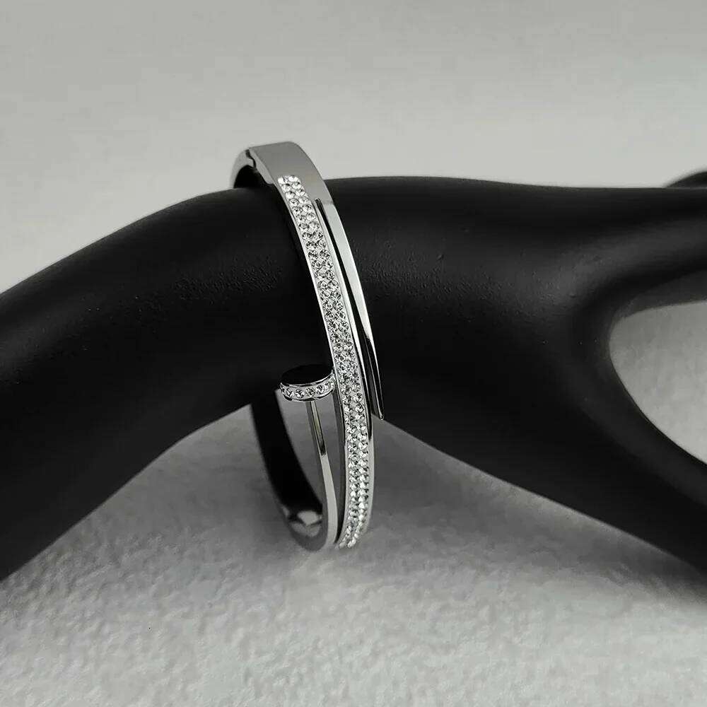 Bangles Women Crystal Nail Stainless Steel Bracelet for Woman Men Love Wedding Gift Bangle Jewelry New Trendy Accessories XJ260303