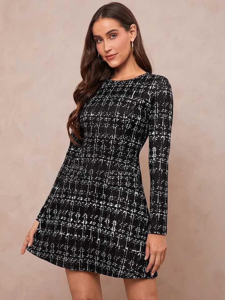 The mini long-sleeved plaid womens dress for autumn and winter in Europe and America is versatile M260304