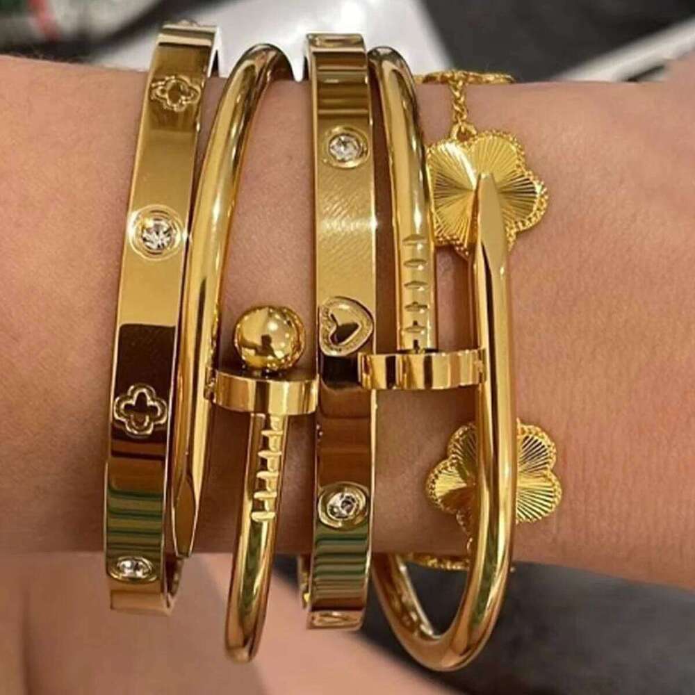 Unisex Minimalist Stainless Steel Bracelet for All Seasons Hot-Selling Personalized Design with One Heart and Crystal Stone XJ260303