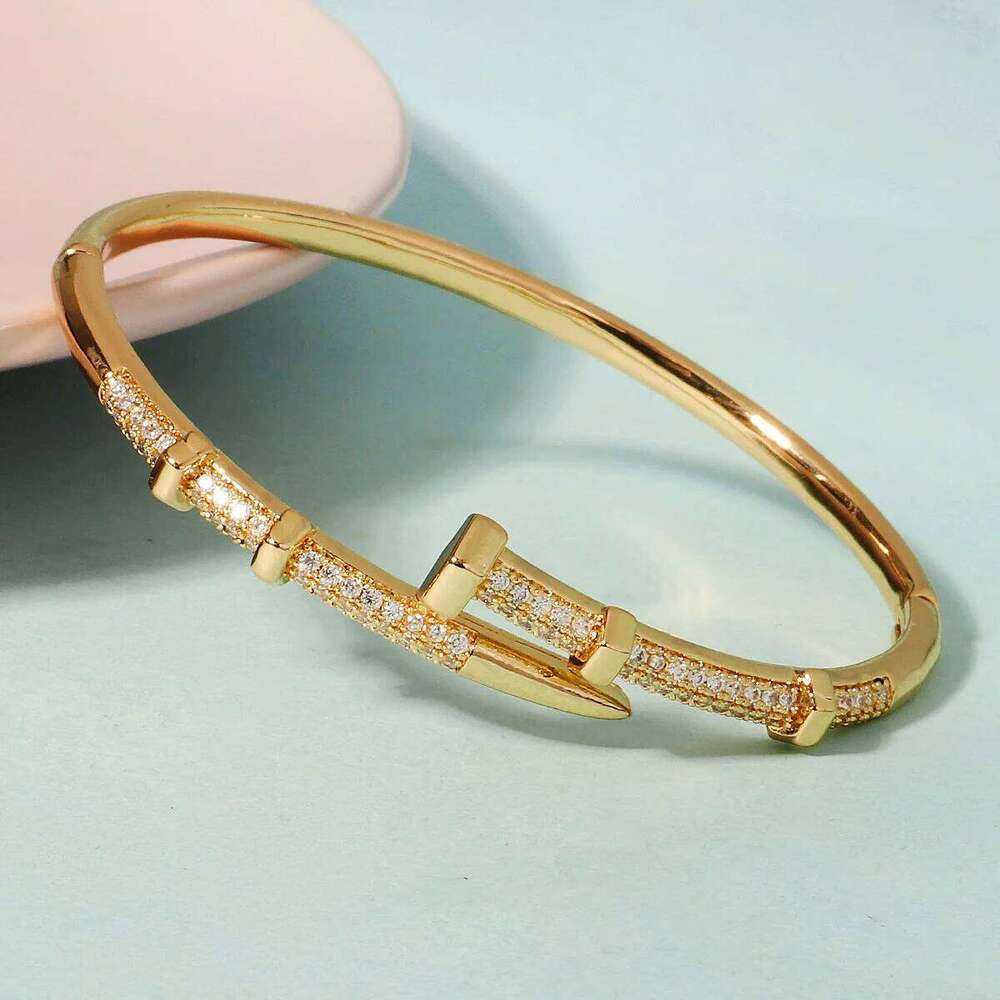 Classic Stainless Steel Woman's Nail Bracelet Europe and the United States Popular Bracelets Sparkling Zircon Bangle As A Gift XJ260303