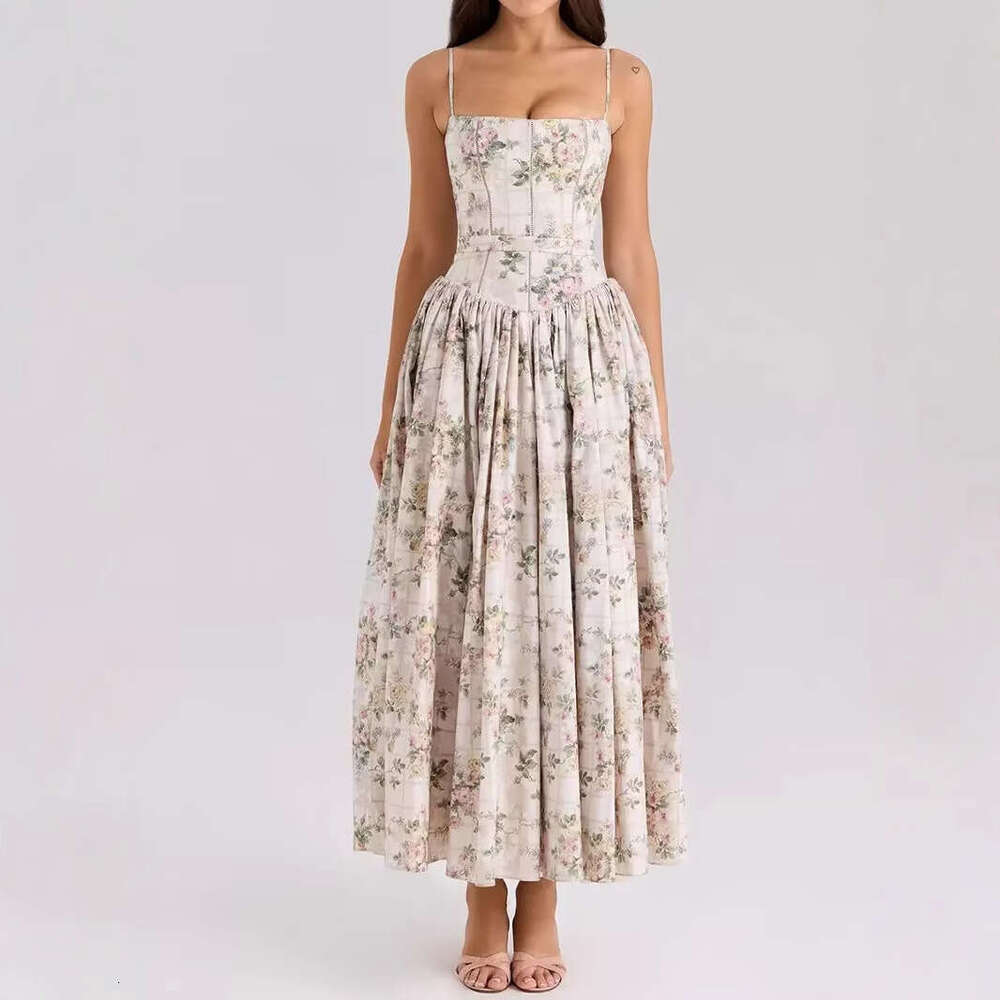 Fairy-like, fashionable, high-end French-style gentle floral camisole dress that is slimming