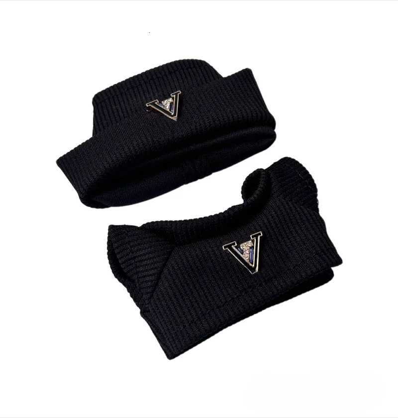 17cm Labubu V1/V2/V3 Fashion Knit Two-piece Set, Trendy Black V-badge Doll Outfit for Sitting PartyT260304