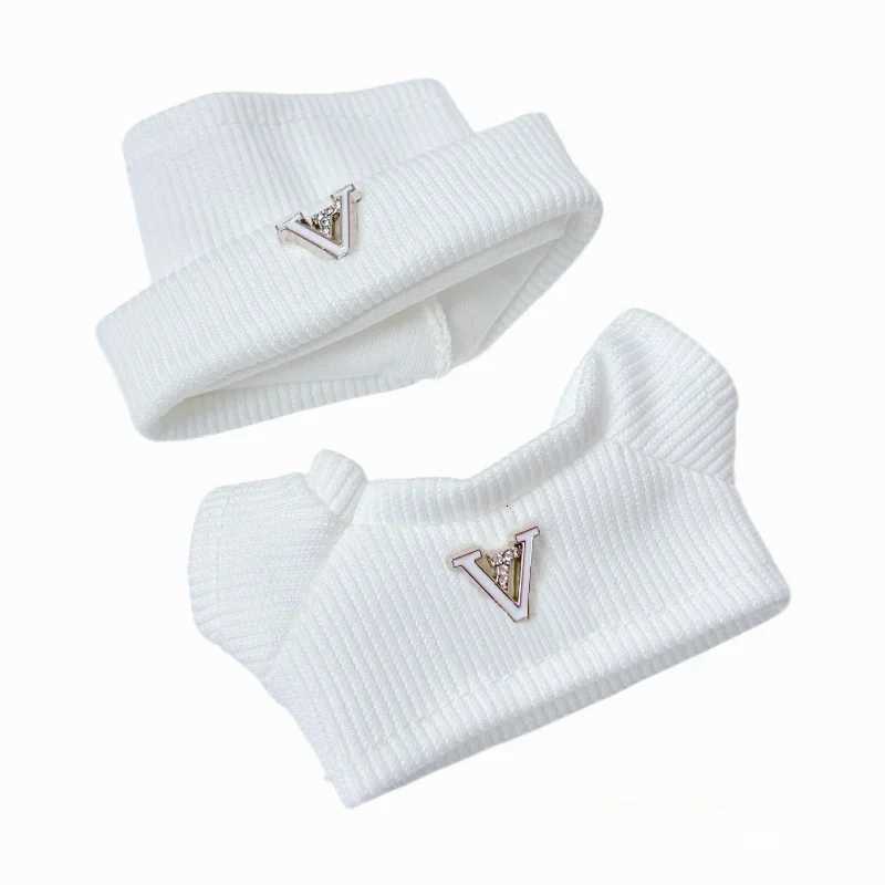 17cm Labubu V1/V2/V3 Fashion Knit Two-piece Set, Trendy Black V-badge Doll Outfit for Sitting PartyT260304