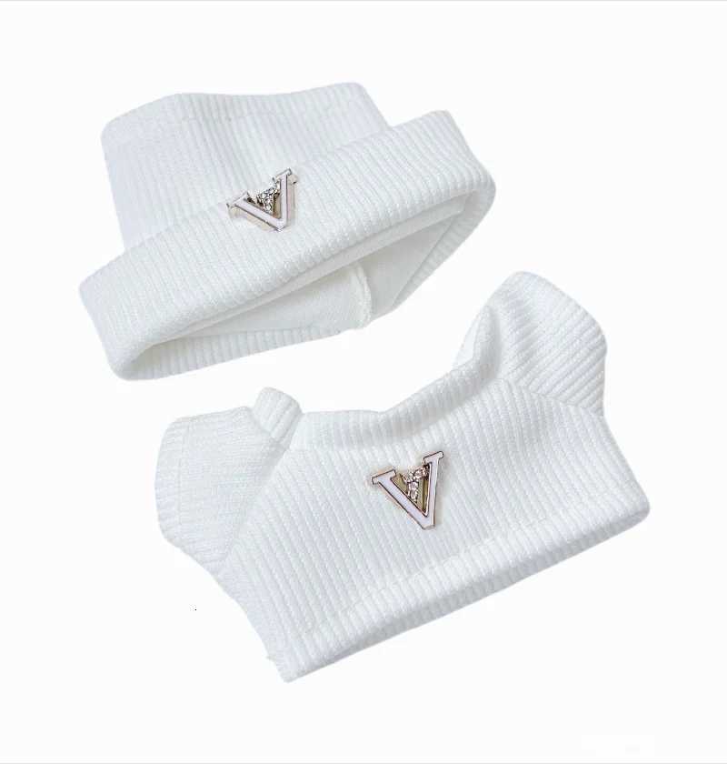 17cm Labubu V1/V2/V3 Fashion Knit Two-piece Set, Trendy Black V-badge Doll Outfit for Sitting PartyT260304