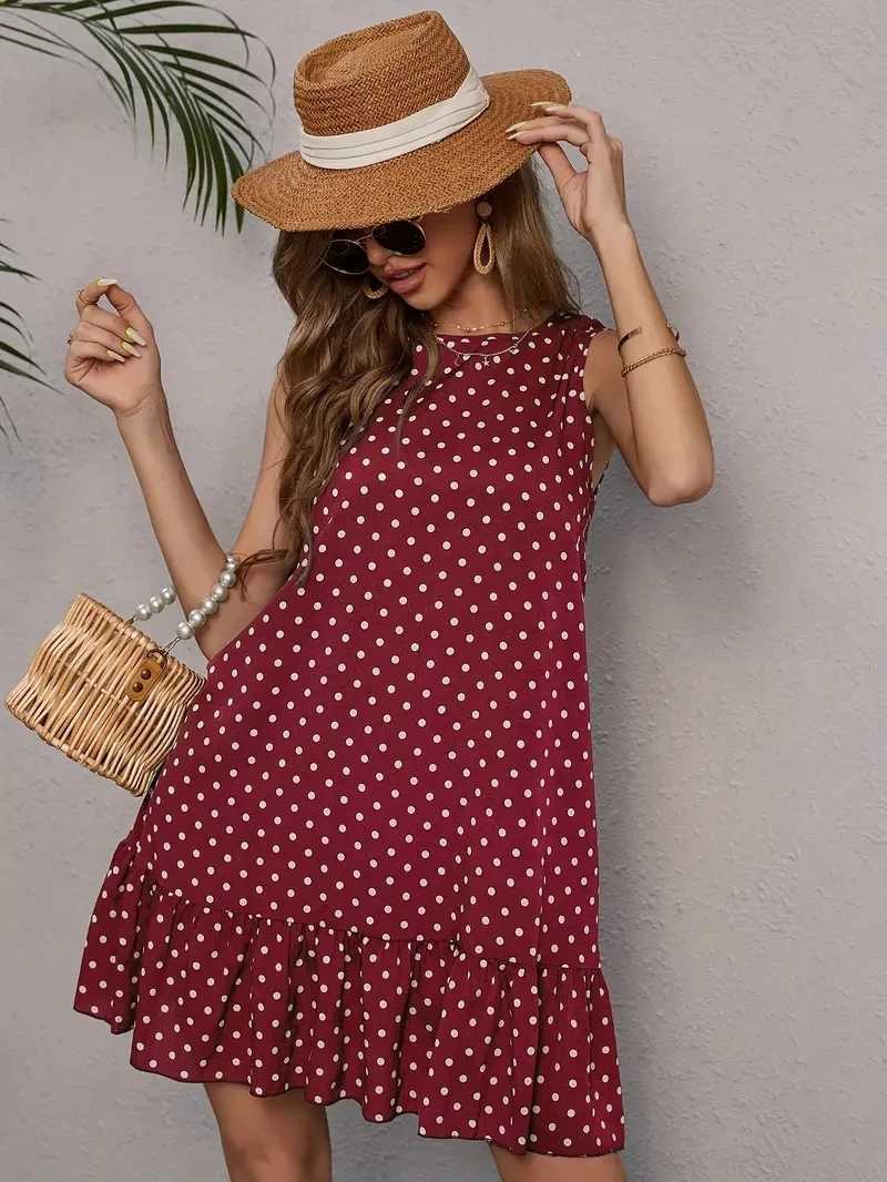 The chic sleeveless dress for spring and summer 2025 features an elegant black and white polka dot print pattern a fashionable M260304