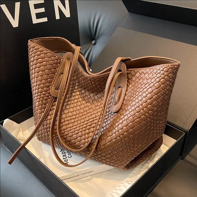 Autumn and Winter Trendy Vintage Rhombic Woven Shoulder Bags Large Capacity Underarm Bag Daily Commuting Bag Casual Handbags 260303