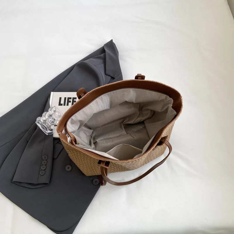 Autumn and Winter Trendy Vintage Rhombic Woven Shoulder Bags Large Capacity Underarm Bag Daily Commuting Bag Casual Handbags 260303