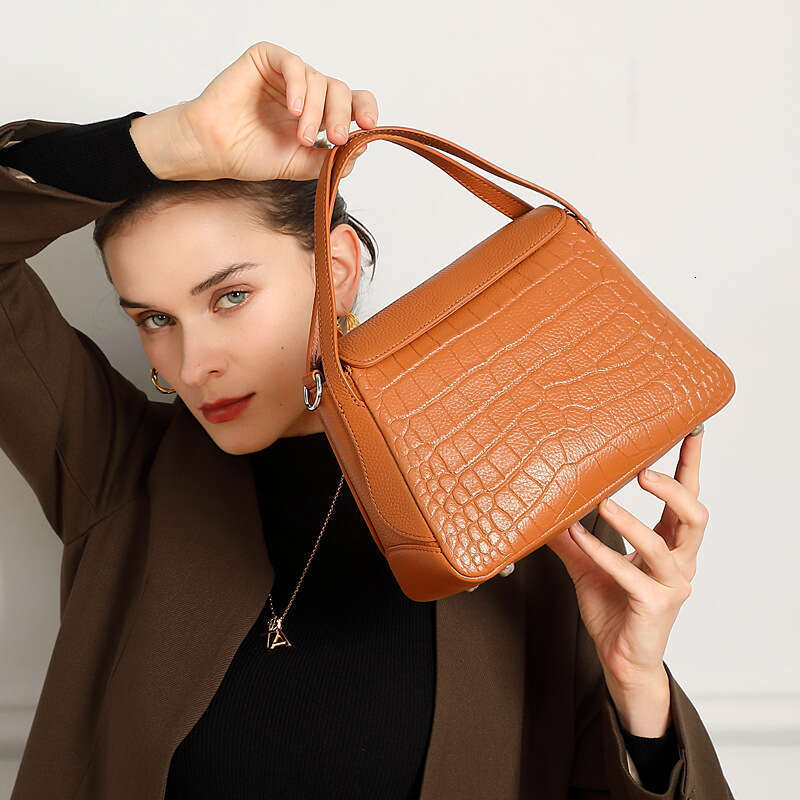 Luxury Shoulder Bags Totes Hobo Light Genuine Leather New Fashion Autumn Winter Niche Crossbody Bag Women S High End Handbag SENYY