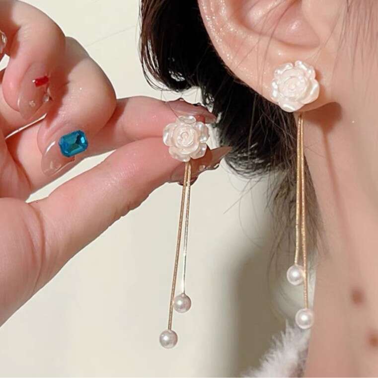 Womens Jewelry Earrings stud White Camellia Tassel Earrings with Niche Pearl Pendant Designer Elegant Delicate Style All-match Ear Accessories for Wom