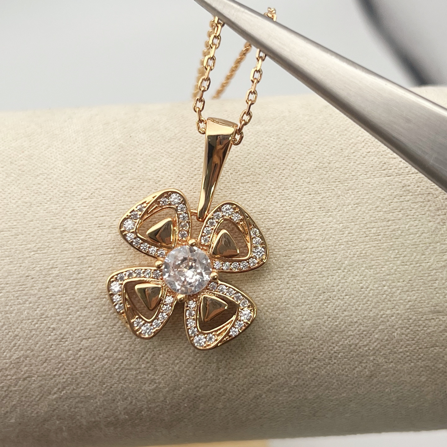 bvlgaris necklace designer for women gold-plated floral necklace with full diamond inlay elegant large windmill pendant collarbone chain women high-diamond set