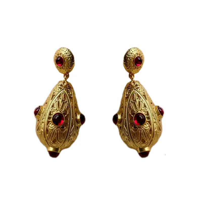 Vintage Western electroplated hollow glass earrings three-dimensional relief classic elegant high-grade jewelry earrings 260303