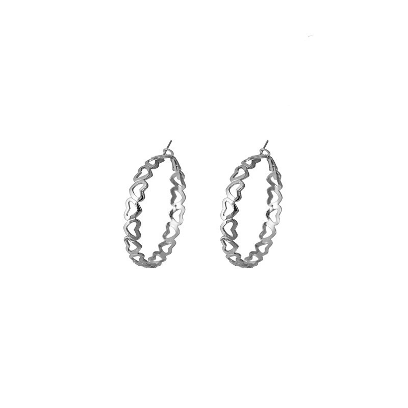 Metal hollowed-out heart-shaped ear ring, exquisite and simple, elegant and versatile. Metal three-dimensional ear ring