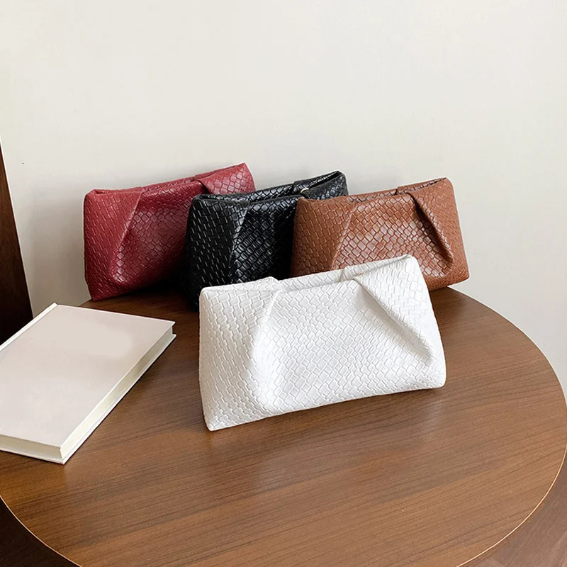Large Capacity Shoulder Bag Fashion Woven Commuter Simple Clutch Bags Retro Evening Phone Pocket 260303